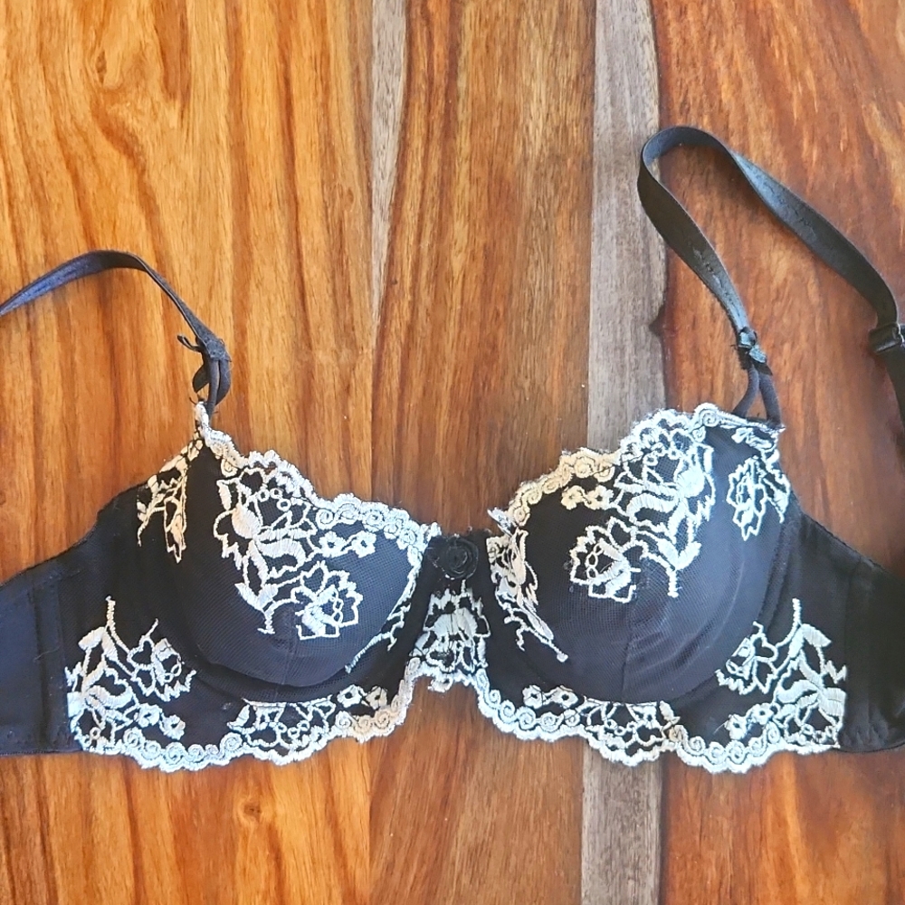 Lacey Black Bra, Q.T. Ladies Size 32B, Sexy, Pretty, Great Condition